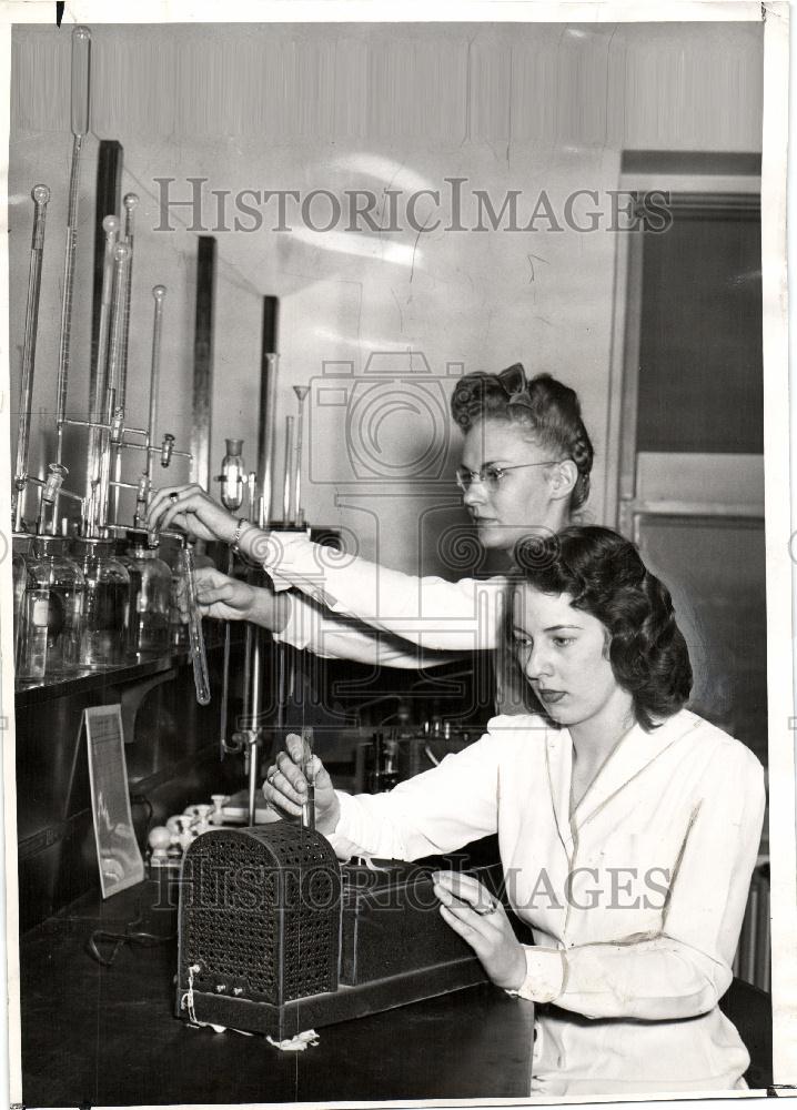 1946 Press Photo Helen Wozniak Jean Peters - Historic Images