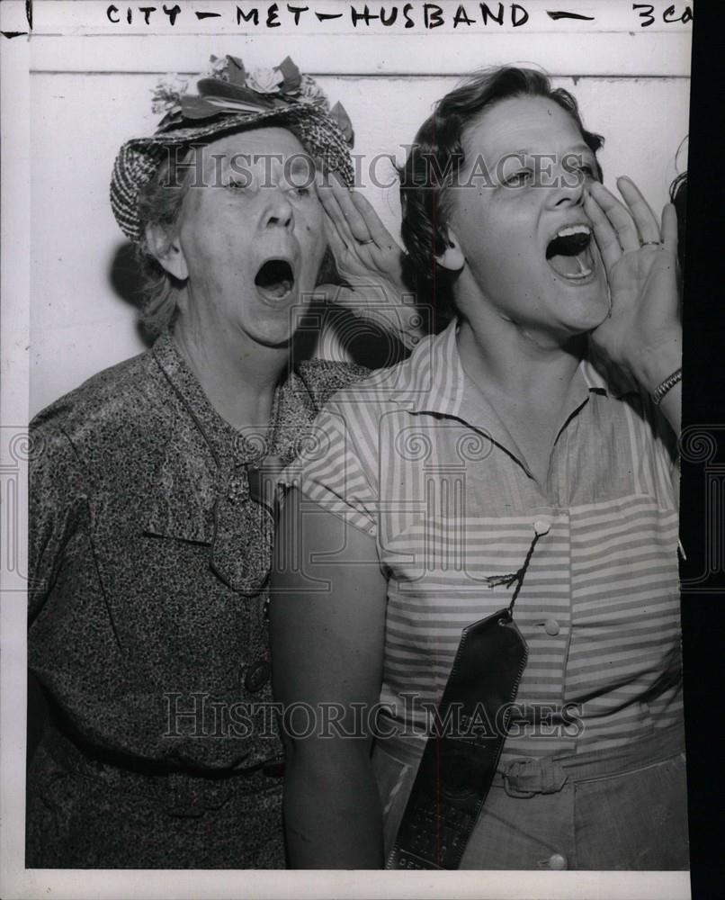 1965 Press Photo Mrs. Sylvia Carlen, Mrs. Geneva Socia - Historic Images