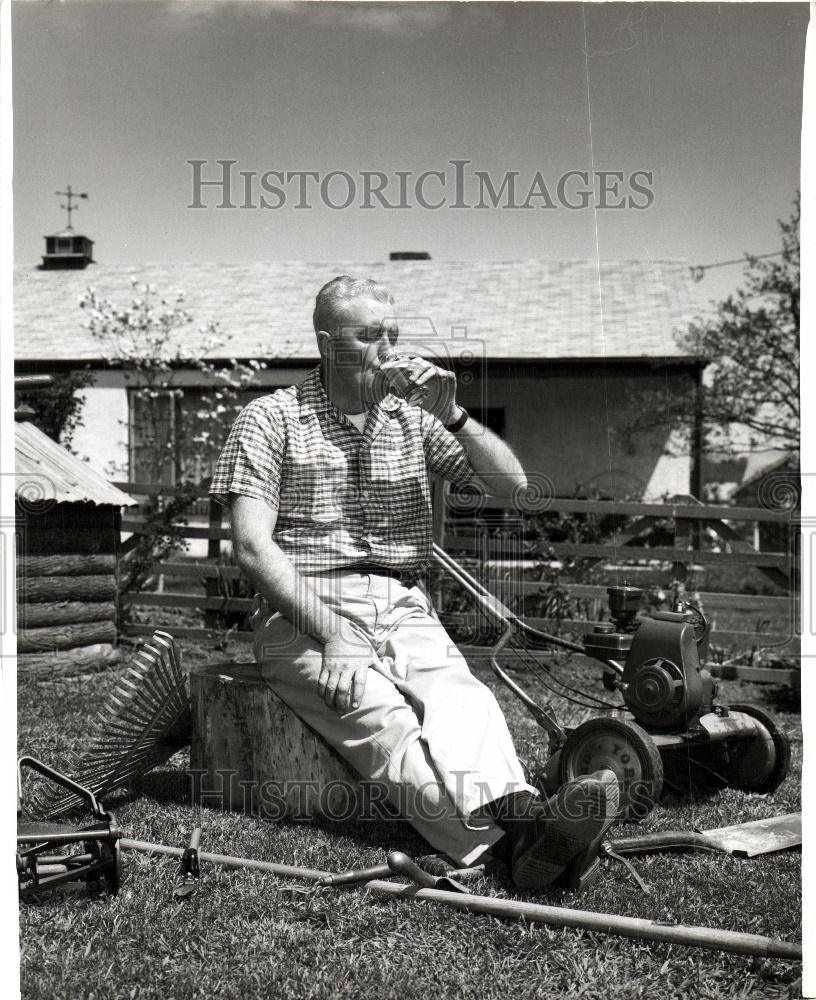 Press Photo Garden Lawn Mowers - Historic Images