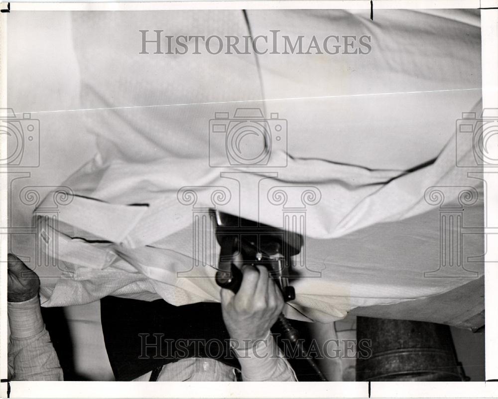 1945 Press Photo Laundry Shirt Iron Open up Flat - Historic Images