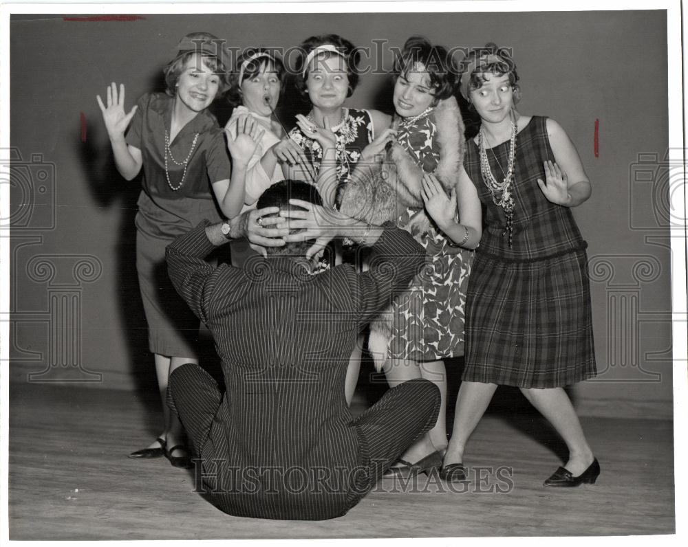 Press Photo women Dancing - Historic Images