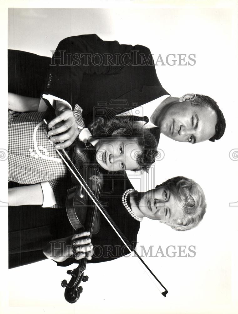 1959 Press Photo Giorgio Tozzi violin prodigy Penny - Historic Images