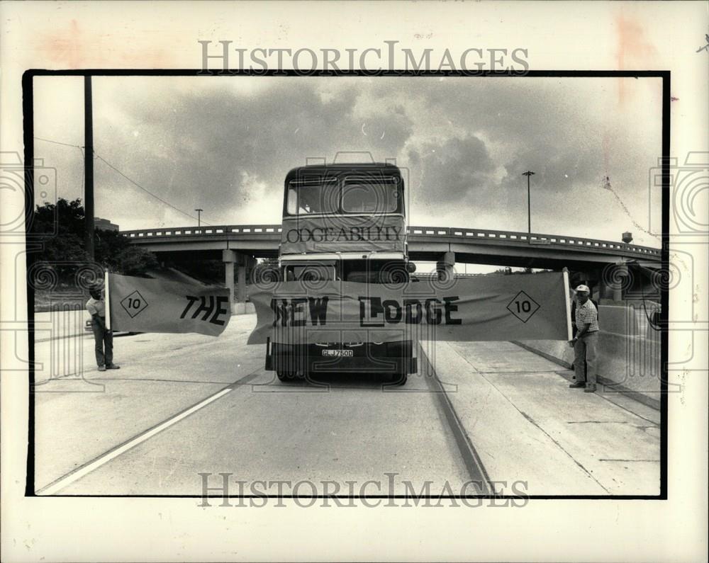 1987 Press Photo refurbished northbound Lodge bus - Historic Images