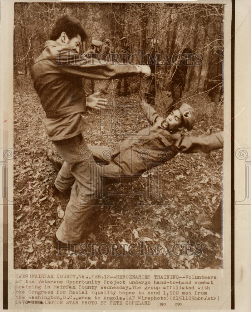 1976 Press Photo Mercenary training hand combat - Historic Images