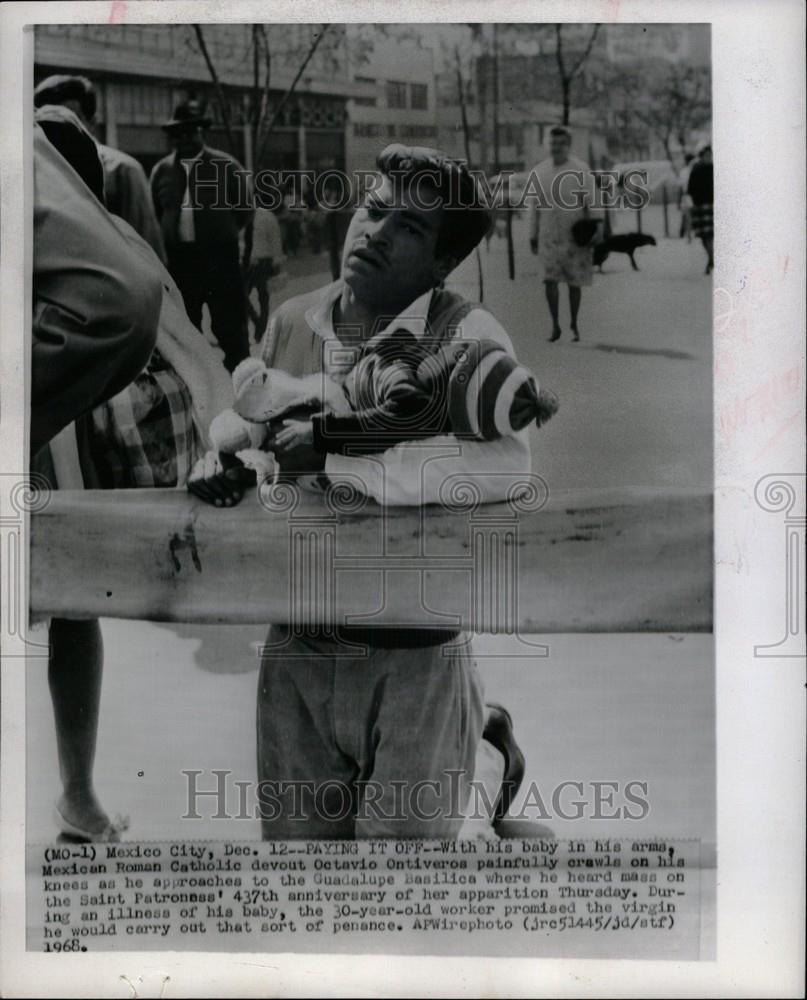 1968 Press Photo Mexico Catholic pray - Historic Images