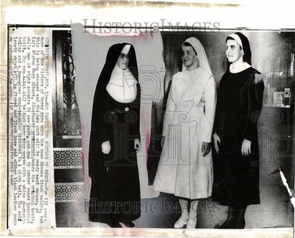 1965 Press Photo Ssisters of Mercy nuns get new habits - Historic Images