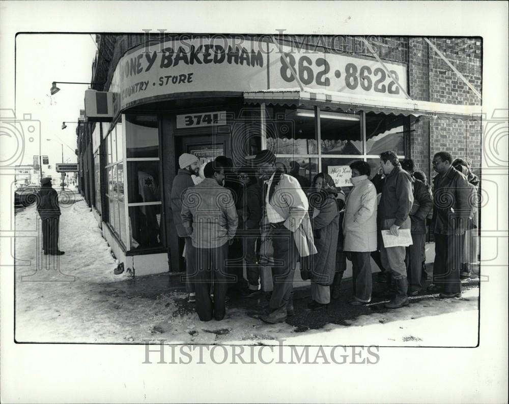 1981 Press Photo Christmas hams Lining up - Historic Images