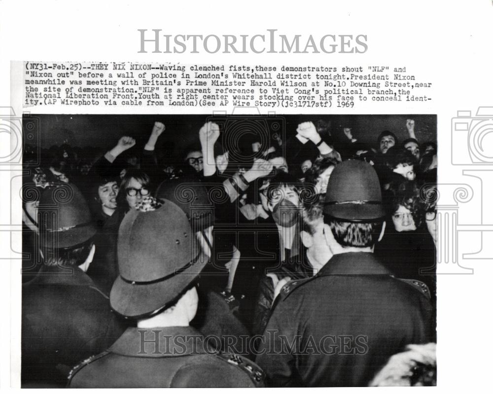 1969 Press Photo nixon demonstrator out london - Historic Images