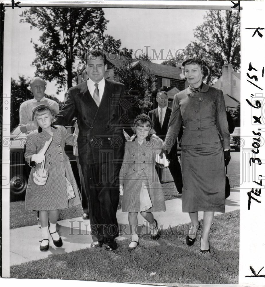 1955 Press Photo Nixons with daughters Patricia & Julie - Historic Images