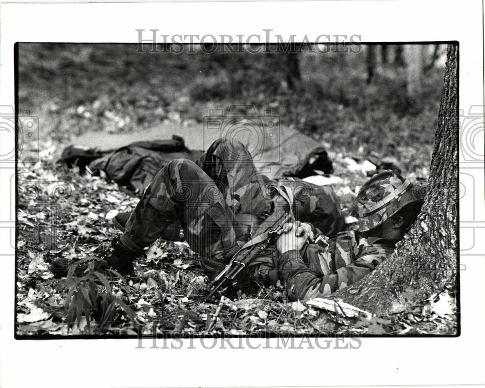 1985 Press Photo Mike naps during guard duty - Historic Images