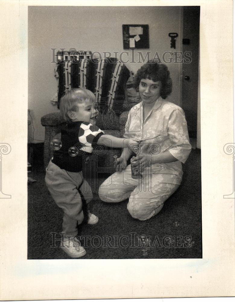 1989 Press Photo Doris Nixon &amp; her son Andrew McLemore - Historic Images