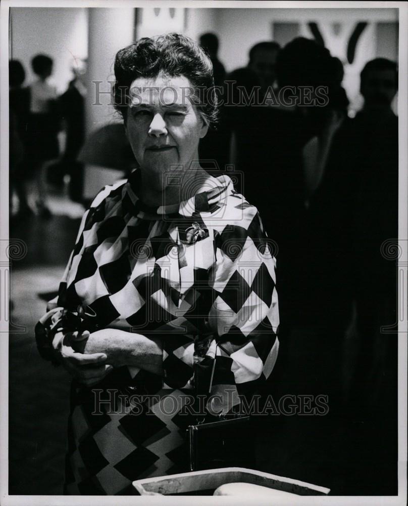 1969 Press Photo Woman winking artist show - Historic Images