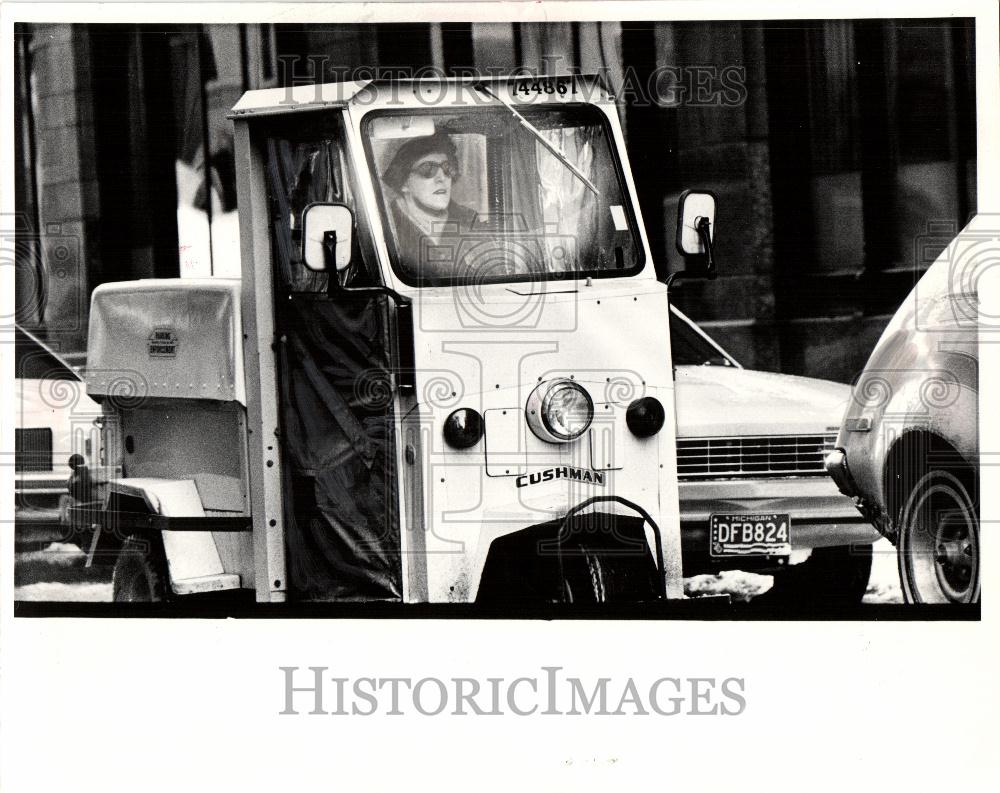 1976 Press Photo Detroit Meter Maid Buggy Heater Winter - Historic Images
