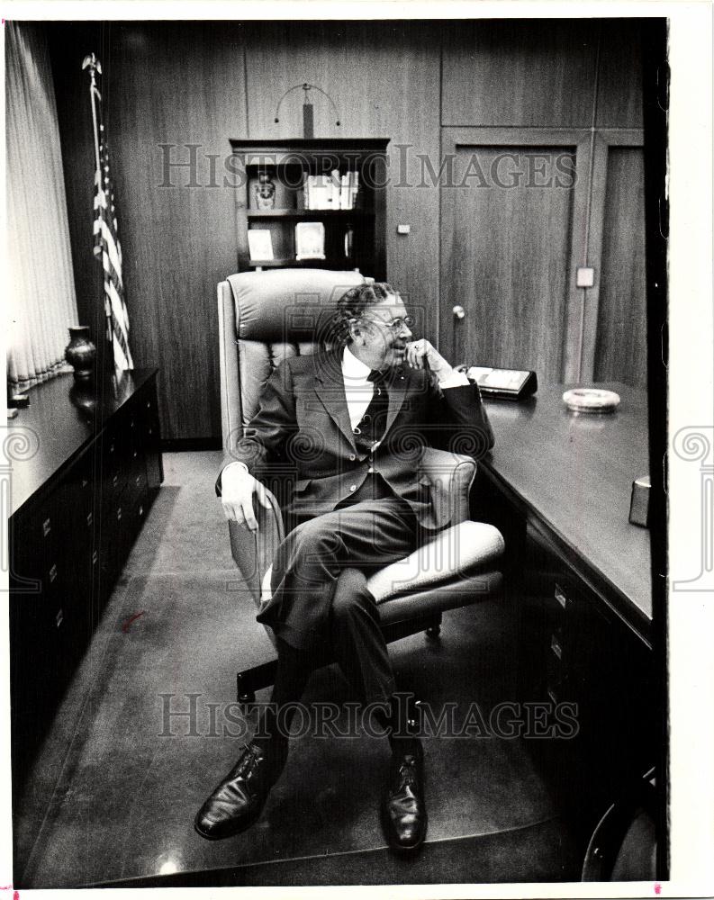 1975 Press Photo proud modern finance billion tough lat - Historic Images