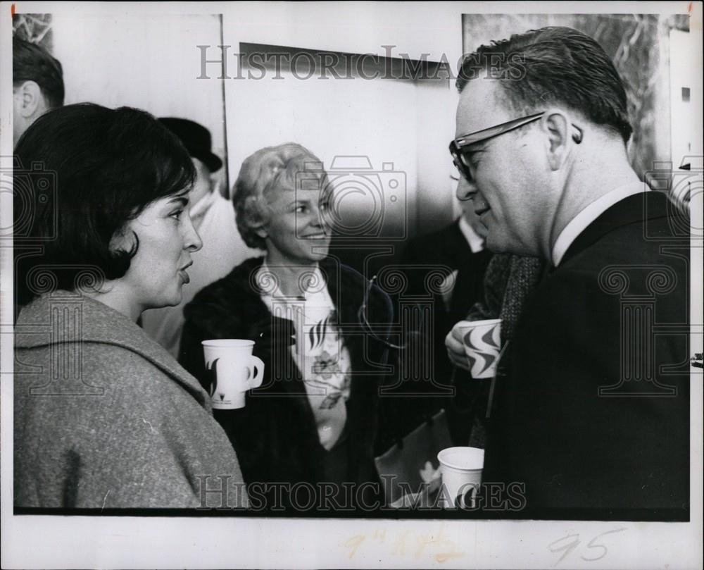 1964 Press Photo Joe Mack Chats Cavanagh - Historic Images