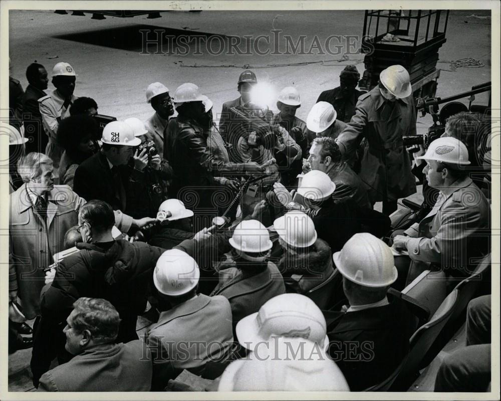 1979 Press Photo Councilmen Safety Test Joe Lewis Arena - Historic Images