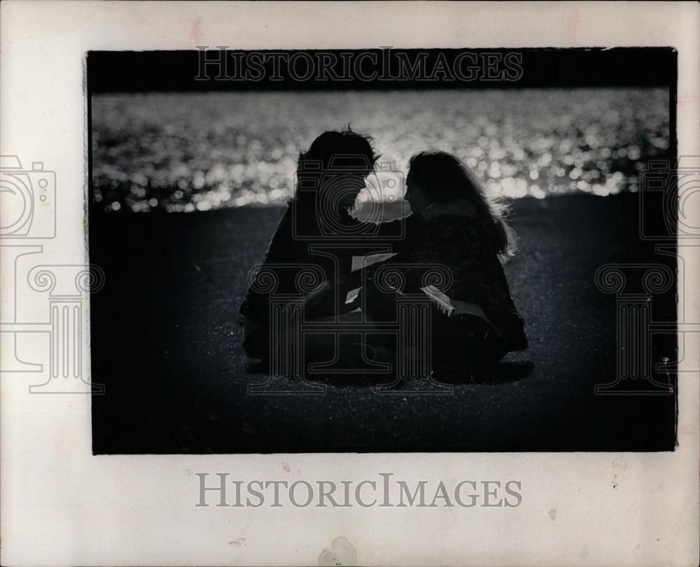 1974 Press Photo Love Man Woman Beach Touching - Historic Images