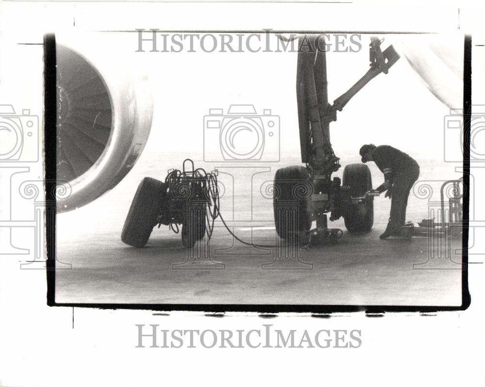 1988 Press Photo FAA Airplane Maintenance - Historic Images