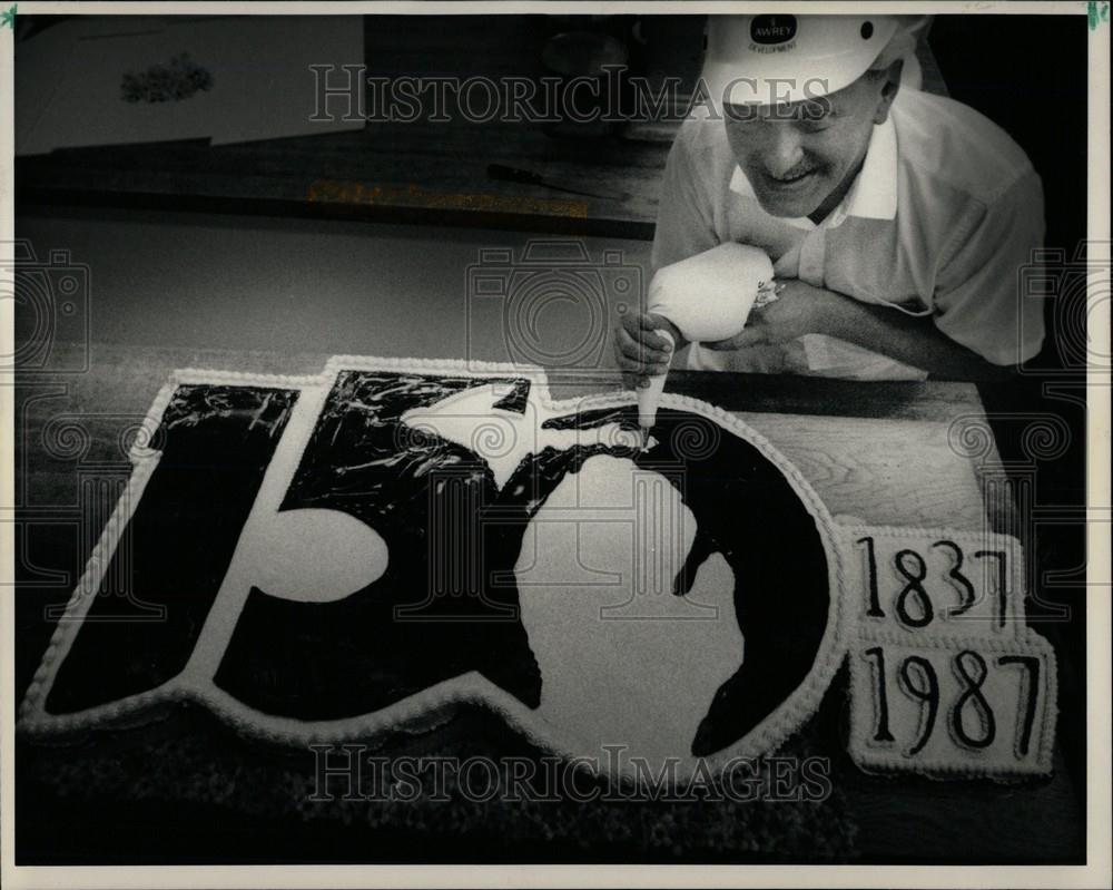 1987 Press Photo Cake designer Marlene Smith touches - Historic Images