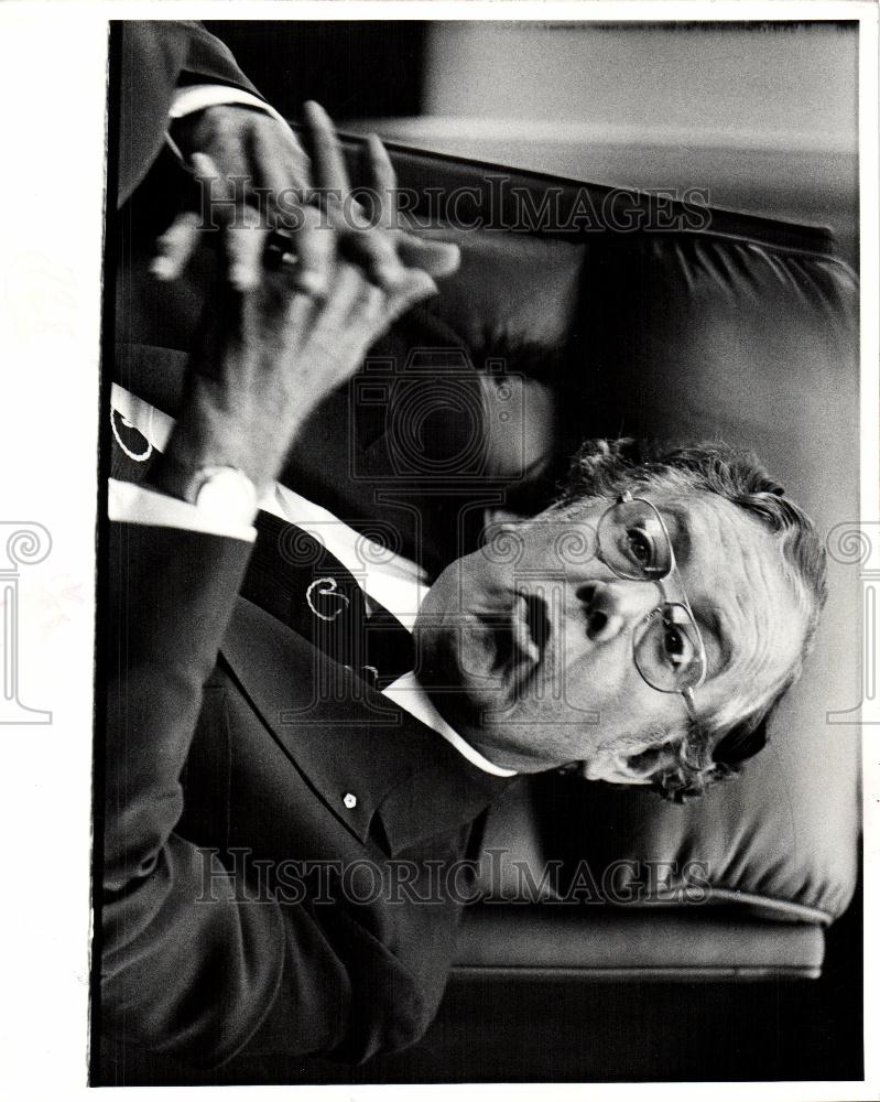 1976 Press Photo Lynn Townsend Chrysler Chairman - Historic Images