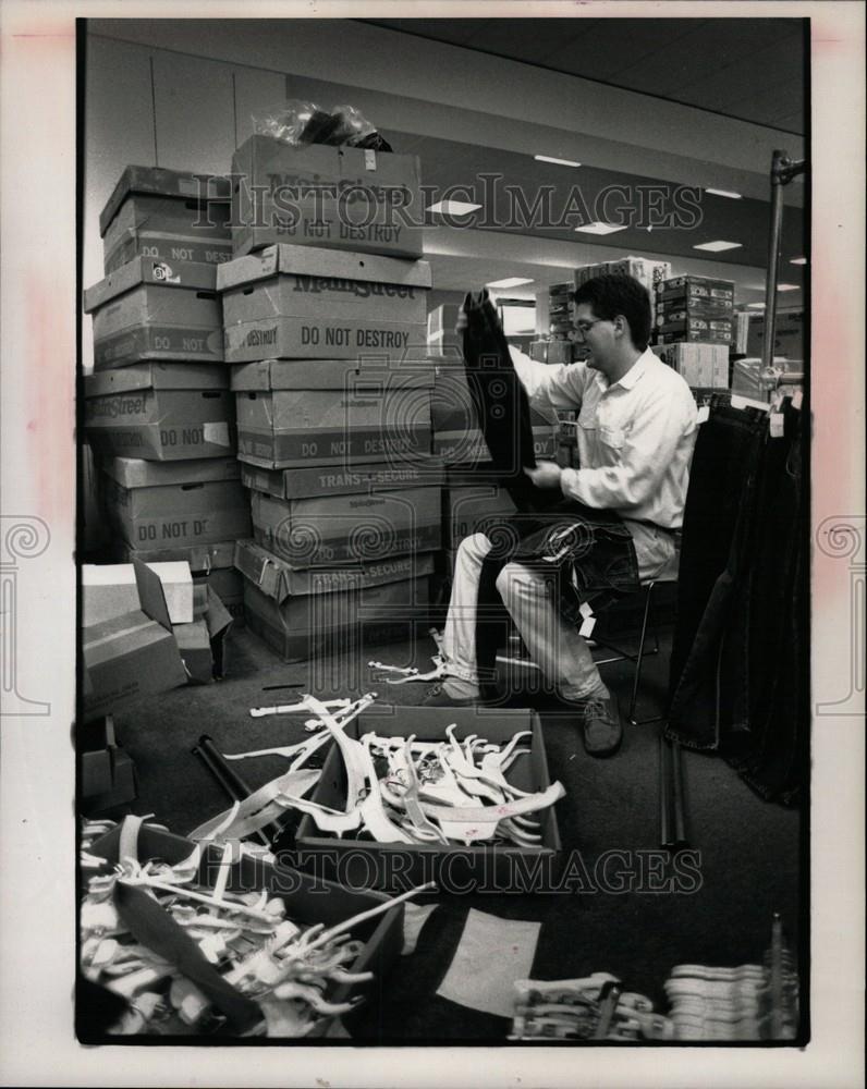 1989 Press Photo Brian Simpson Kohl merchandise - Historic Images
