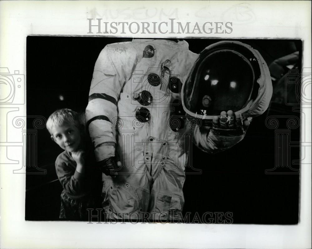 1992 Press Photo Lee Falvey cardboard astronaut museum - Historic Images