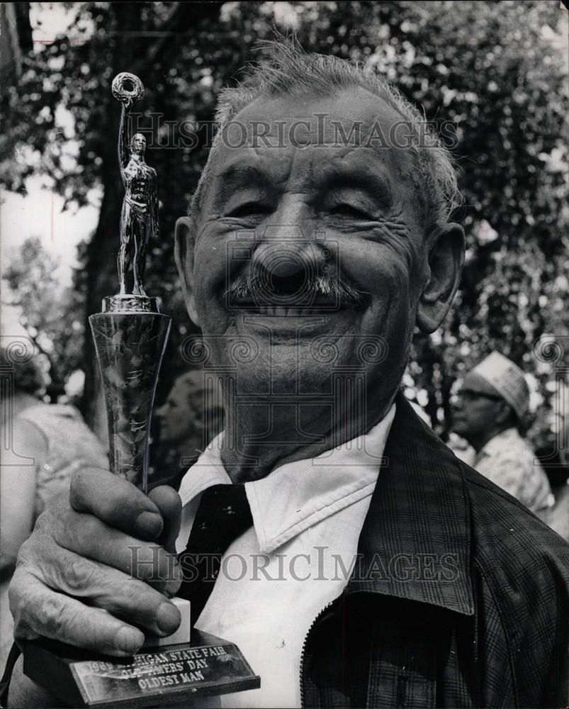 1969 Press Photo Michigan state fair oldest man - Historic Images