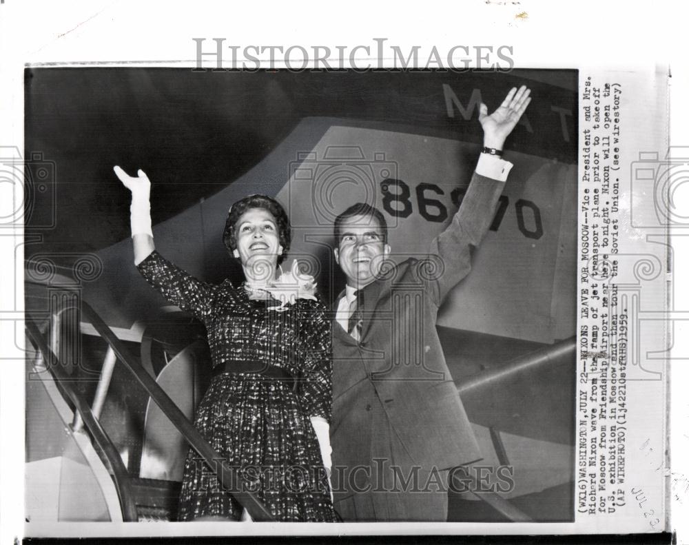 1959 Press Photo VP Nixon wife leave for Moscow - Historic Images