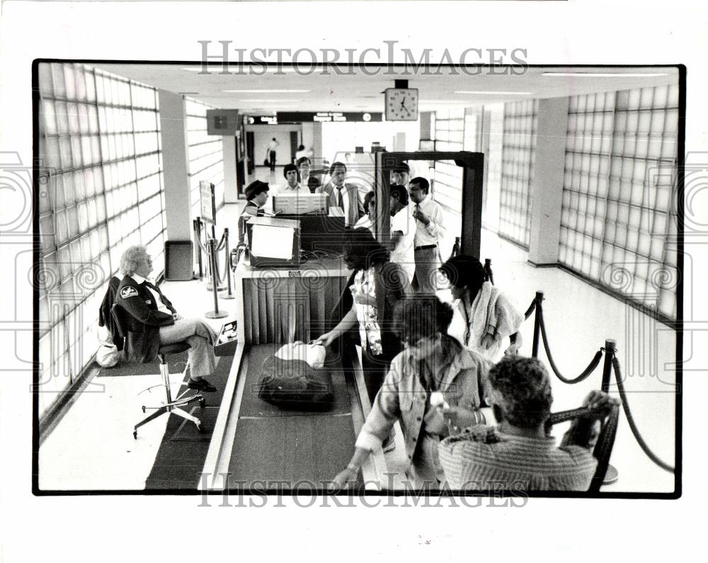 1985 Press Photo Security Airports x-ray Hijack metro - Historic Images