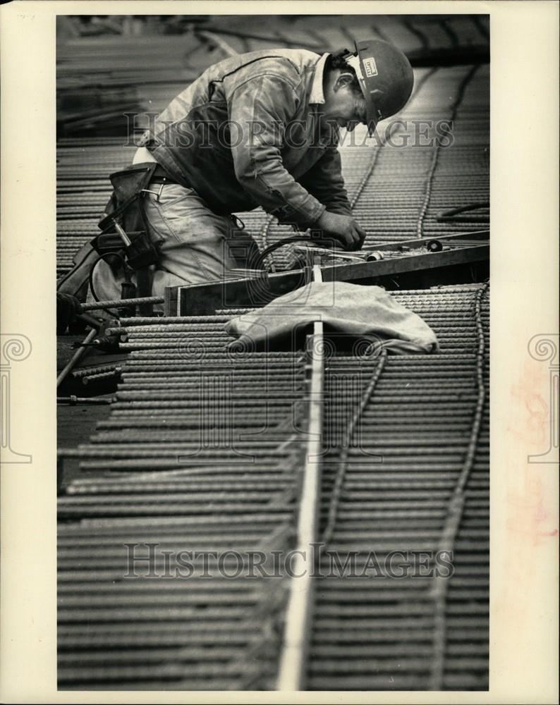 1987 Press Photo Lodge Freeway carpenter overpass - Historic Images