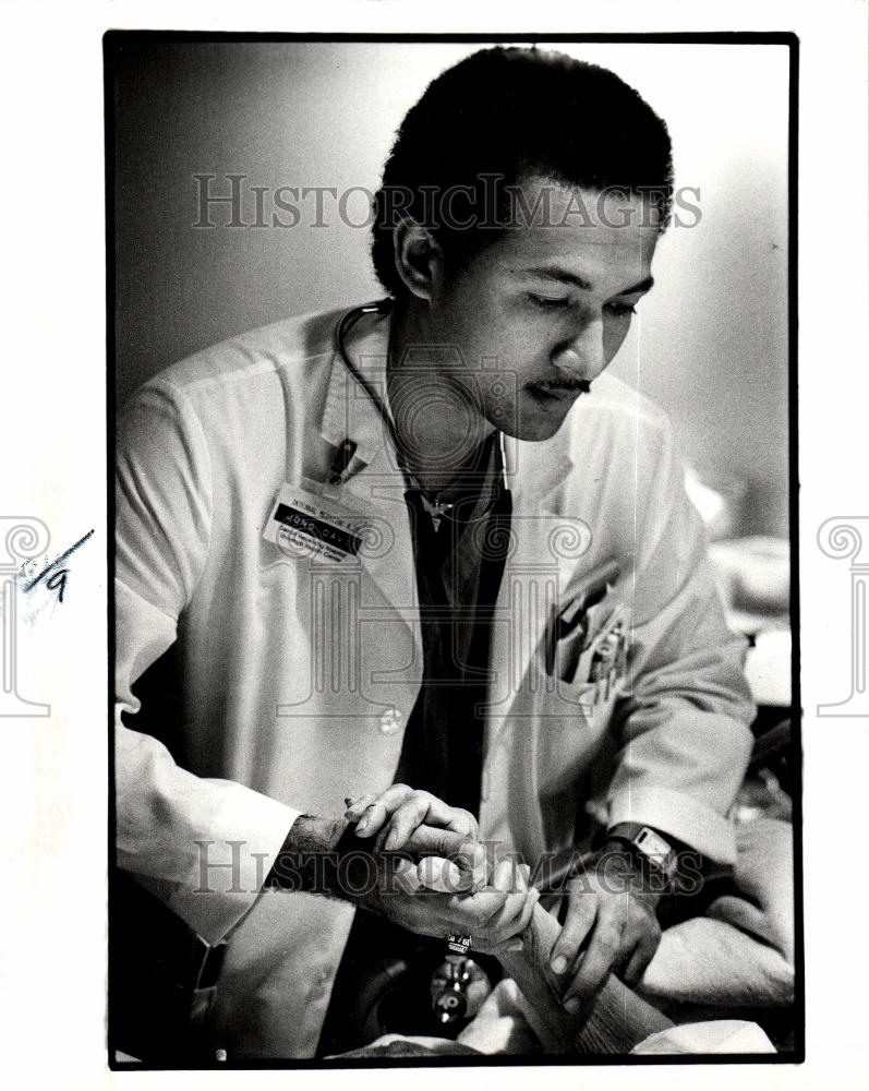 1984 Press Photo Dr. Jong Davis medical care hospital - Historic Images