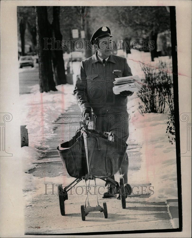 1975 Press Photo Mail carrier postman mailman - Historic Images