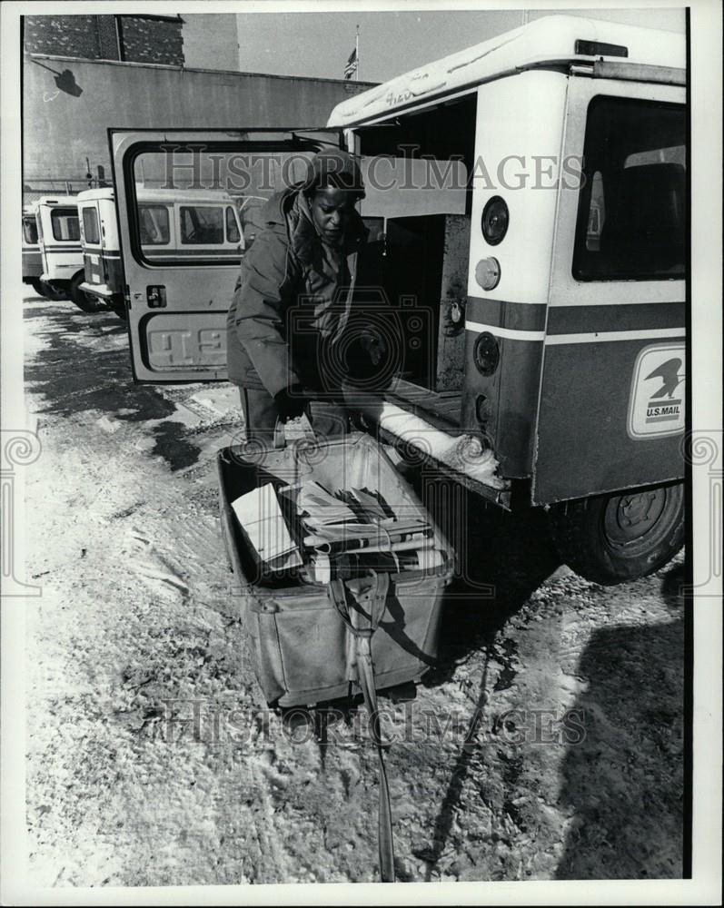 1982 Press Photo Pat Cooper Letter Carrier mail truck - Historic Images