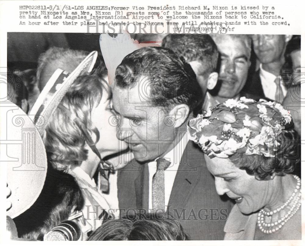 1961 Press Photo Richard Nixon greets supporters - Historic Images