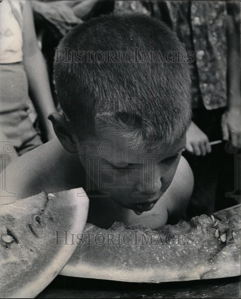 1962 Press Photo Michigan State Fair melon  little guy - Historic Images