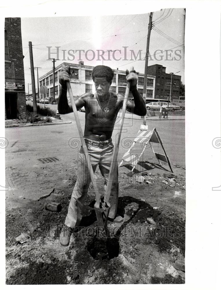 1977 Press Photo men working river crown fence co. - Historic Images