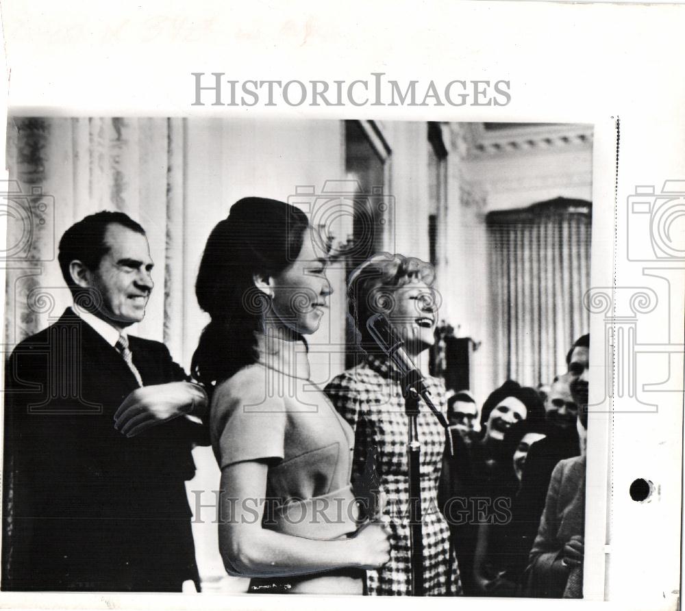 1969 Press Photo Richard M. Nixon Pat daughter Julie - Historic Images