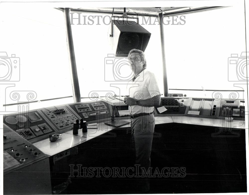 1981 Press Photo Bud Pierce Planes Tower Controllers - Historic Images