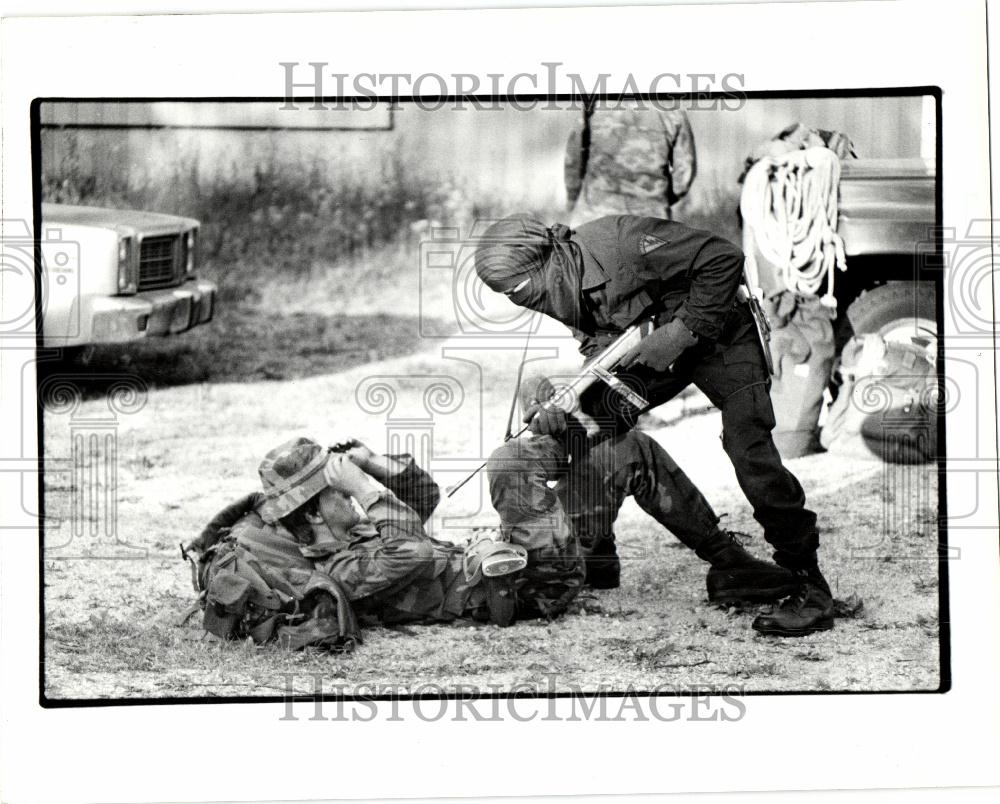 1985 Press Photo Student Mike instructor Sandy gunfire - Historic Images