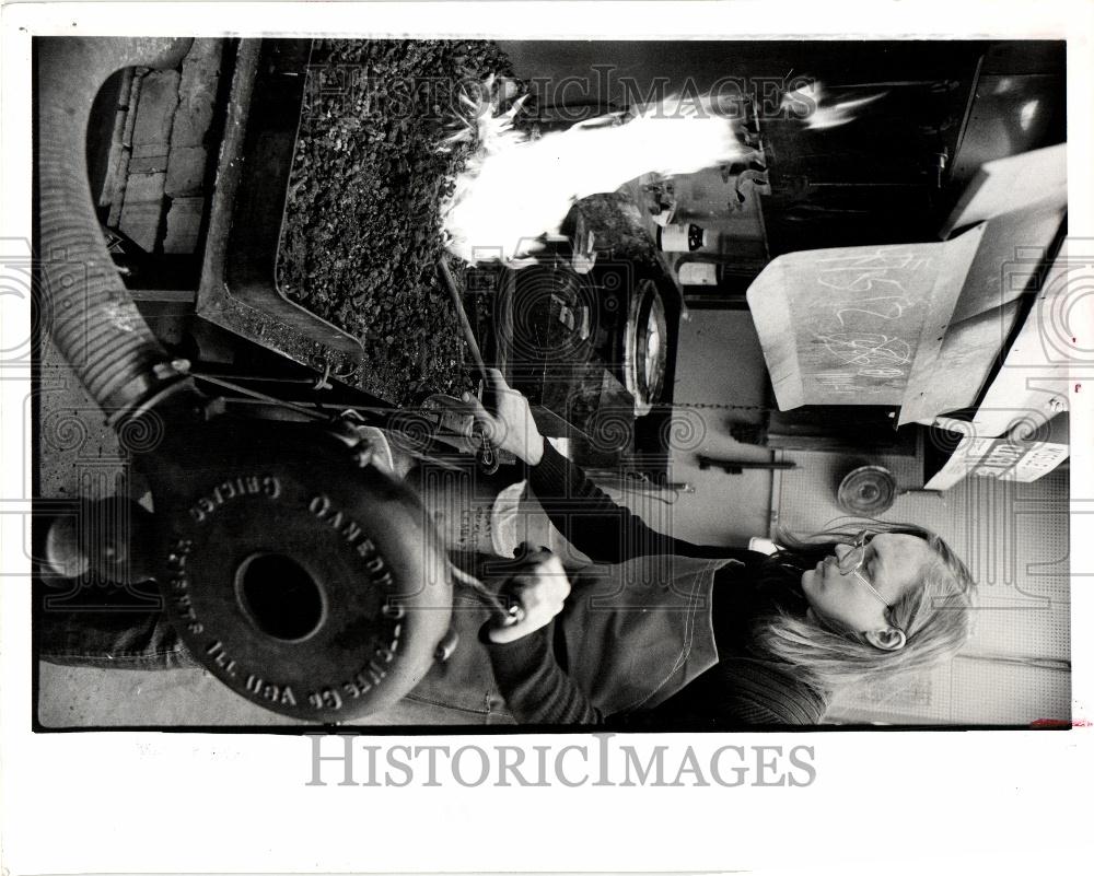 1977 Press Photo David Huffman blacksmith welding fire - Historic Images