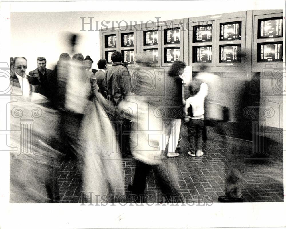 1987 Press Photo Passengers at Metro Airport - Historic Images