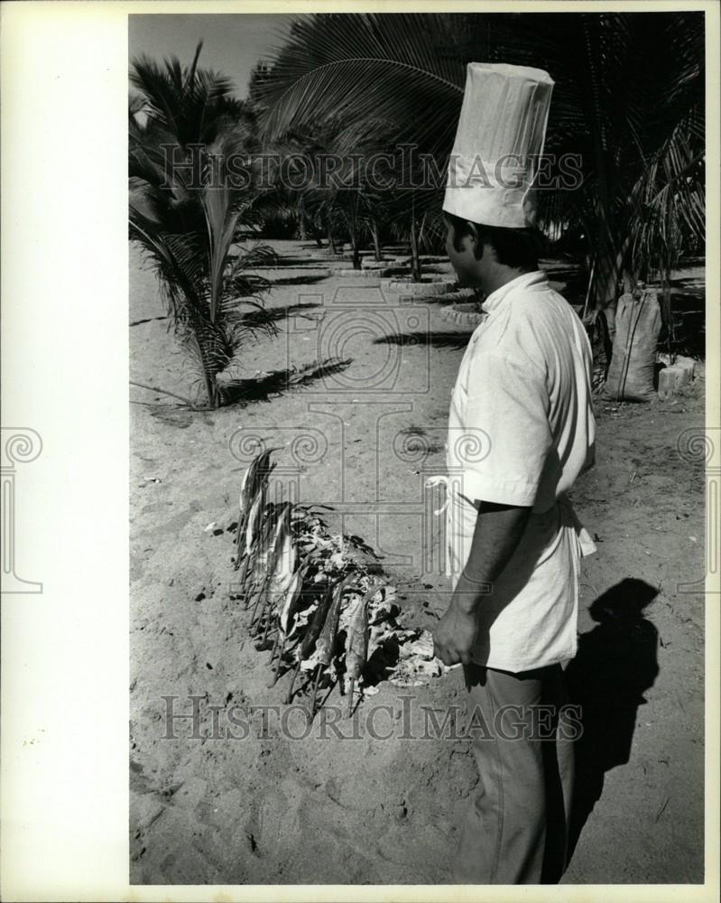 Press Photo Mexico Fish Cooked Open Chef Watchful - Historic Images