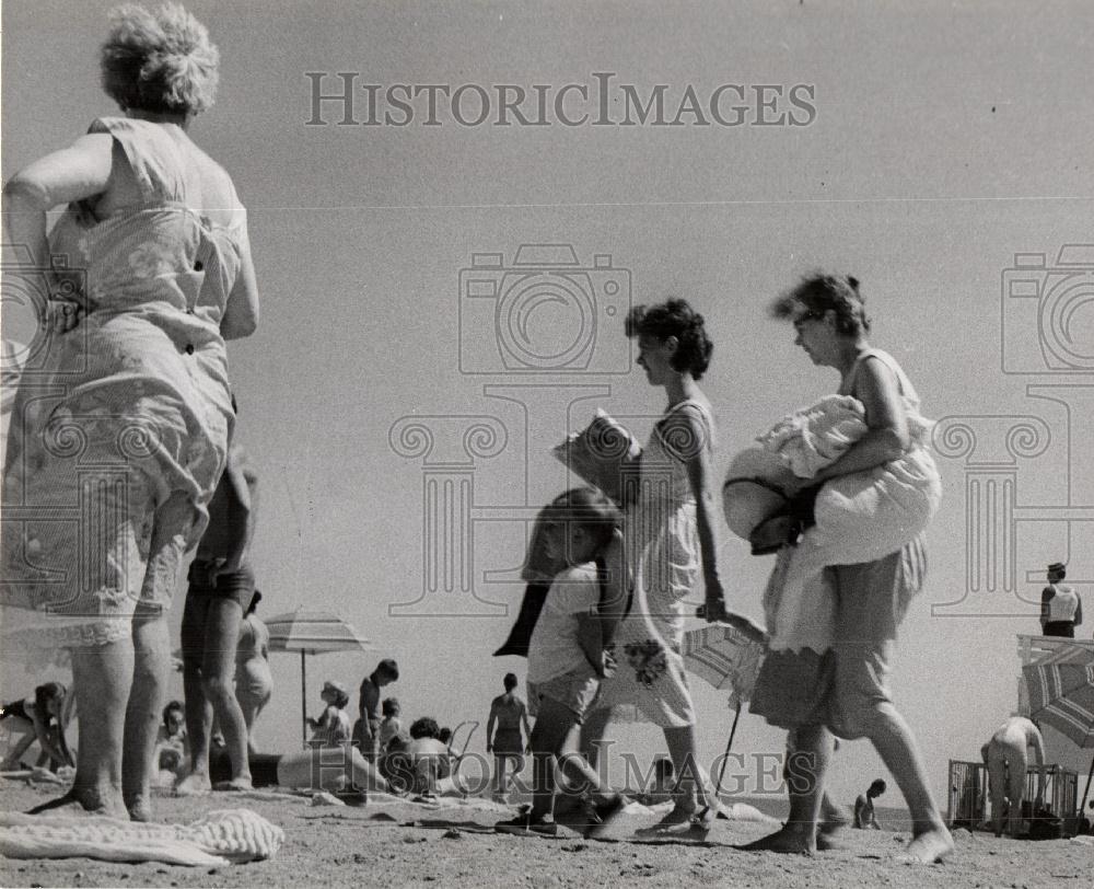 1954 Press Photo Metropolitan Beach - Historic Images