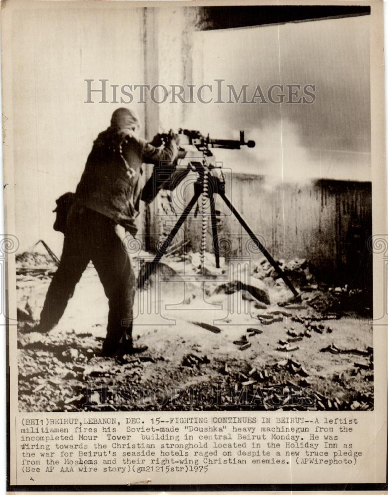 1975 Press Photo Leftist militiamen fires Mour Tower - Historic Images