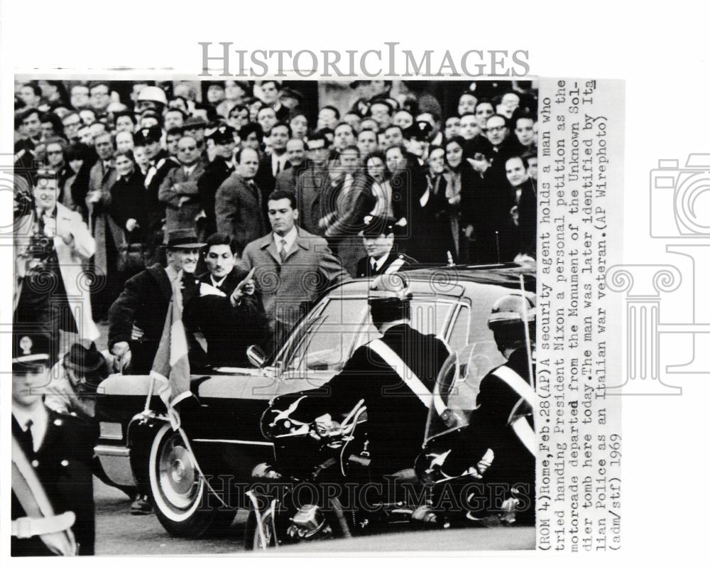 1969 Press Photo security agent holds nixon motorcade - Historic Images