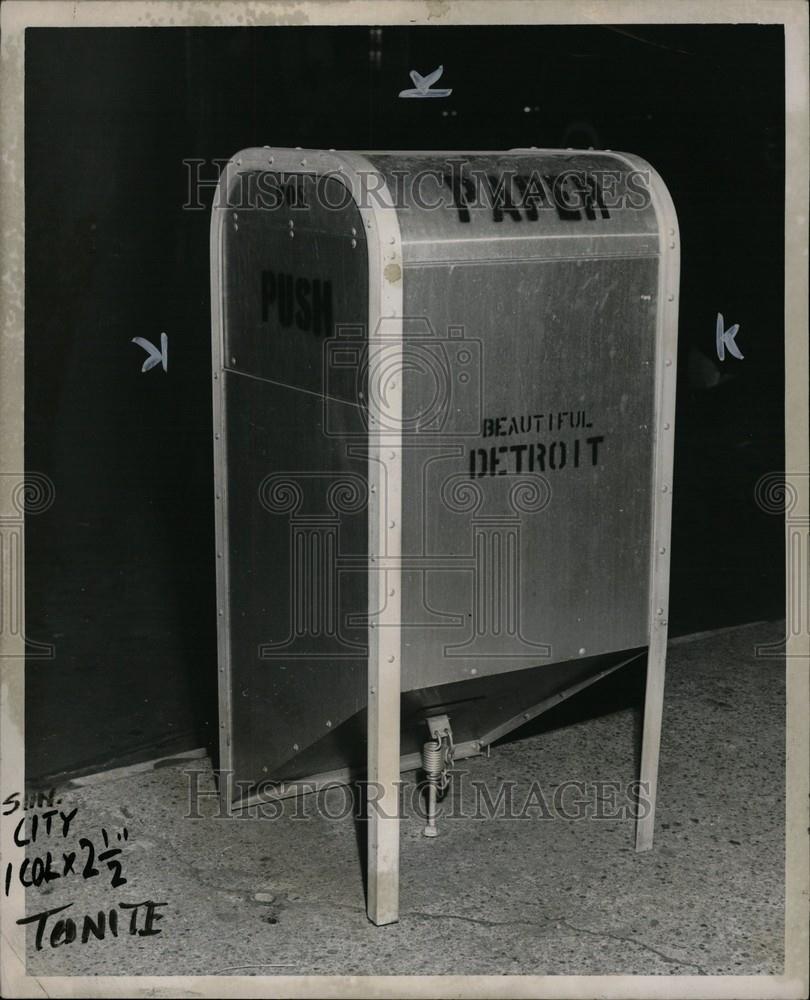 1953 Press Photo litter basket trash garbage - Historic Images