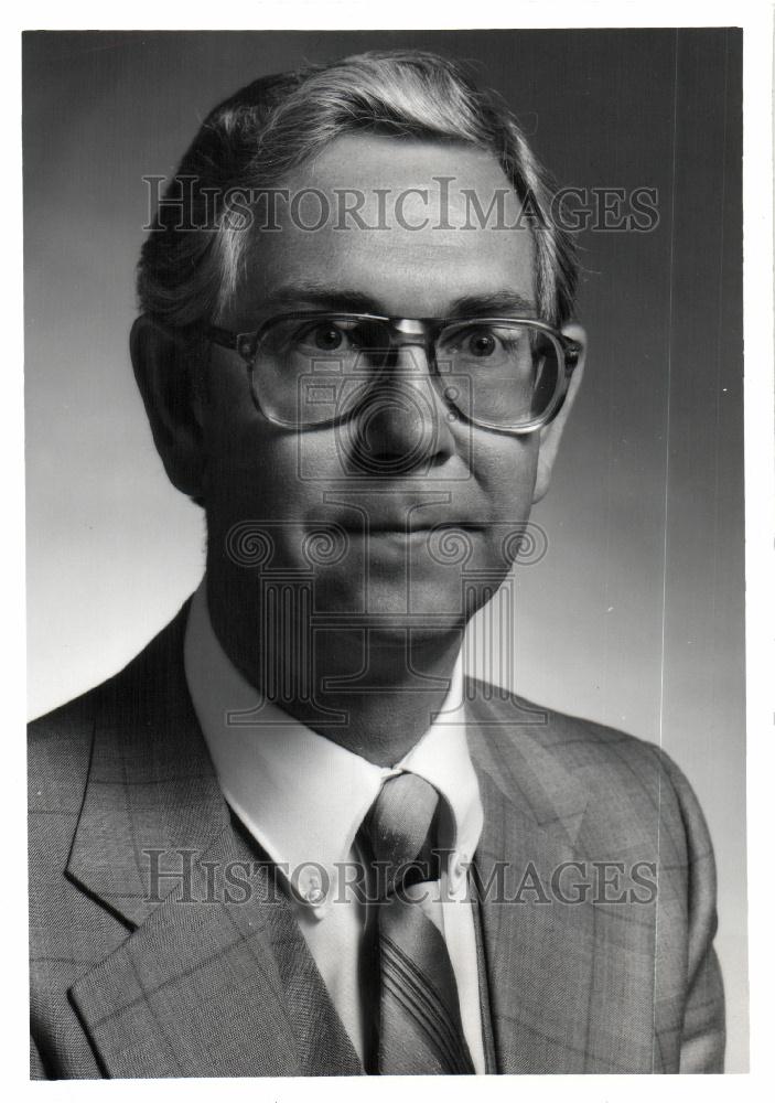 1981 Press Photo Roger E. Davis Kmart Executive - Historic Images