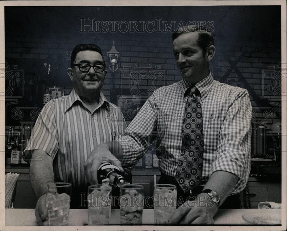 1978 Press Photo Bar Drinking Alchohol - Historic Images