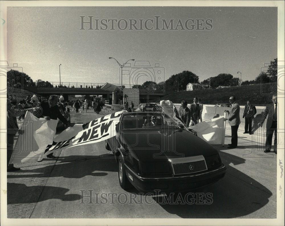 1987 Press Photo Gov. Blanchard drives Chrysler LeBaron - Historic Images