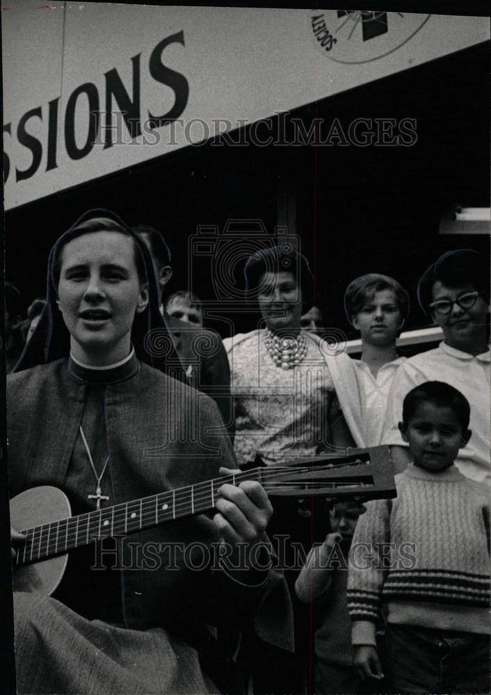 1963 Press Photo Sister Mary Grace plays guitar Fair - Historic Images